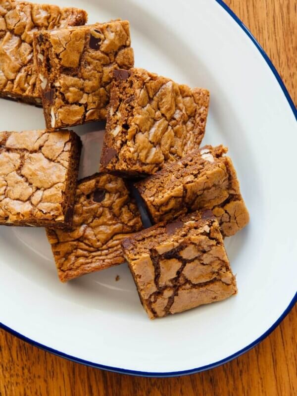 INCREDIBLE chocolate chips blondies recipe, made healthier with coconut sugar and whole grain flour. cookieandkate.com