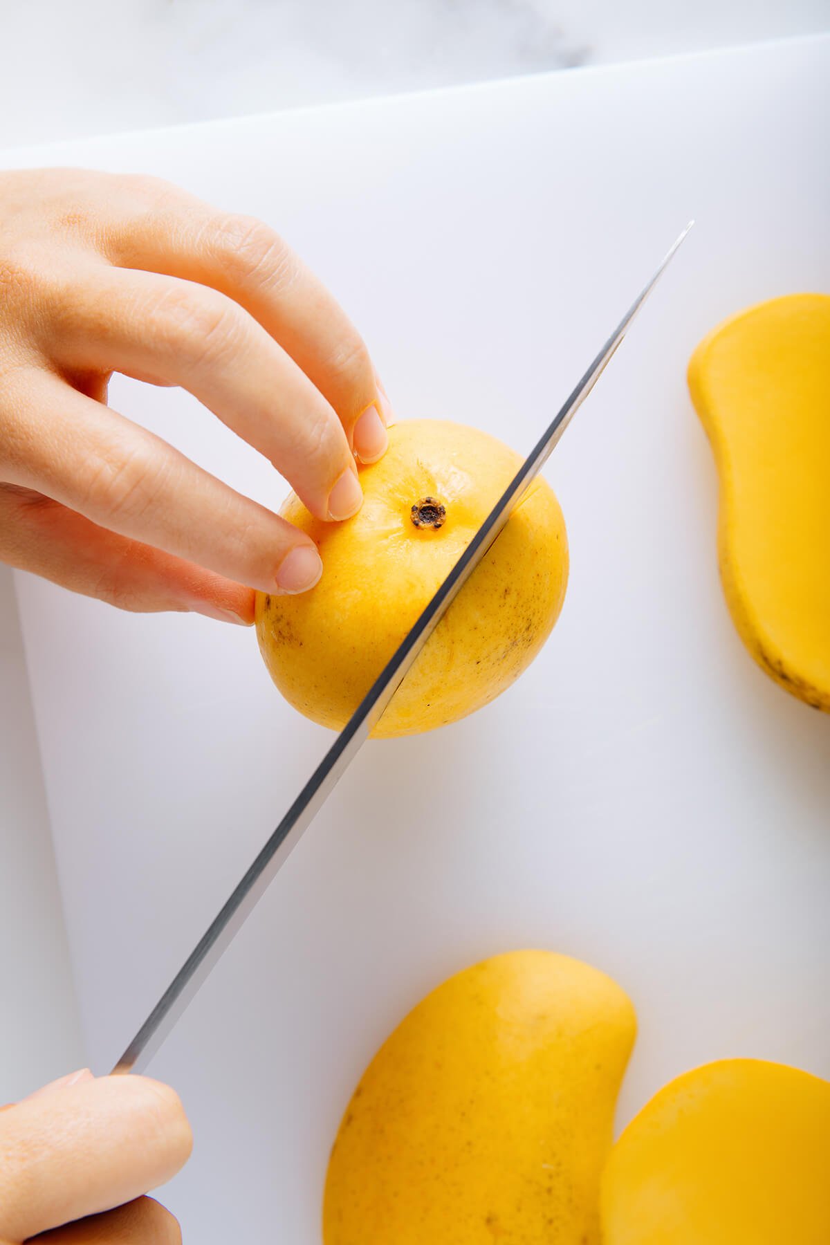 how to cut open a mango
